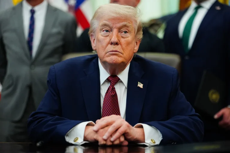 Trump erteilt Schießbefehl – „Versenkt jeden Angreifer im Hormus!“