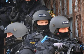 DRAMA IM RATHAUS: Mann nimmt Geiseln und übergießt sich mit Benzin