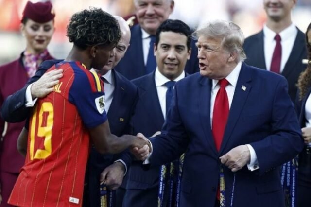 SEHEN SIE SICH DAS AN! Lippenleserin enthüllt: Trump sagte jedem Spanien-Spieler denselben Satz