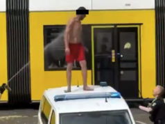 SCHOCK IN BERLIN: Mann bedroht Kinder und greift Polizisten brutal an SCHOCK IN BERLIN: Mann bedroht Kinder und greift Polizisten brutal an