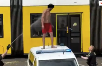 SCHOCK IN BERLIN: Mann bedroht Kinder und greift Polizisten brutal an SCHOCK IN BERLIN: Mann bedroht Kinder und greift Polizisten brutal an