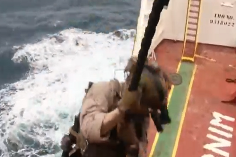 LANDUNGSEINSATZ AUF OFFENER SEE: US-Truppen übernehmen Schiffe mit mutmaßlichen Verbindungen zum Iran (VIDEO)