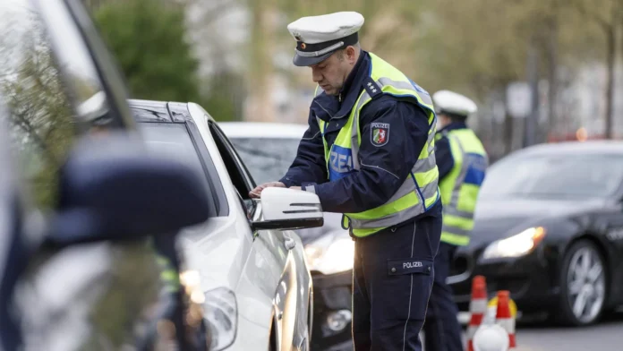 kontrolle-der-polizei-autofahrer-muessen-den-fuehrerschein-waehrend-der-fahrt-bei-sich-haben