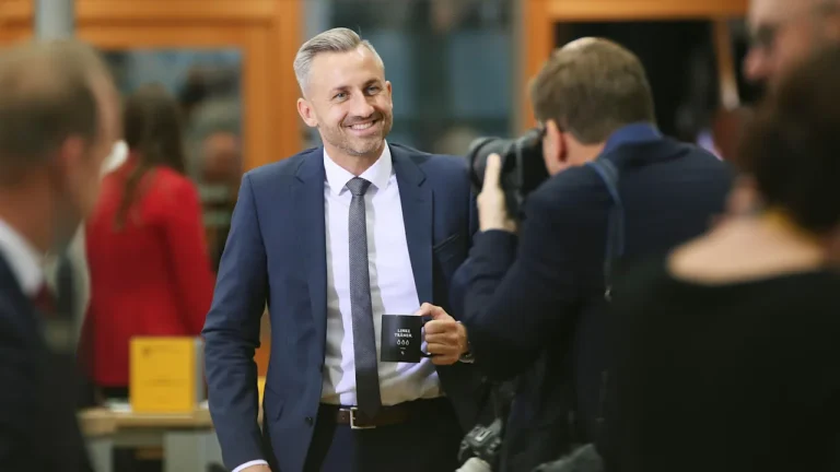 PROVOKATION ALS STRATEGIE!  Wenn ein einfacher Kaffeebecher die Parlamentsdebatte dominiert!
